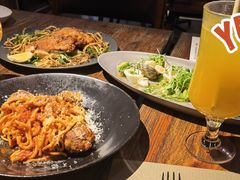 温海鲜色拉配牛油果-Carbon莫卡哆·意大利复古集市餐厅(杭州大厦店)
