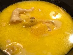 浓厚原只鸡煲花胶汤-鲜入围煮花胶鸡海鲜火锅