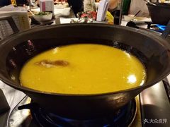 浓厚原只鸡煲花胶汤-鲜入围煮花胶鸡海鲜火锅