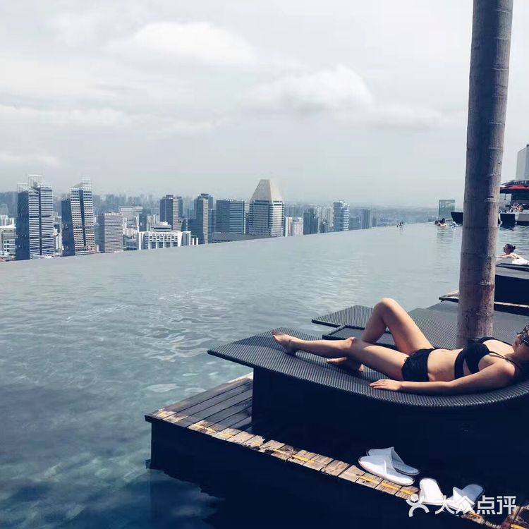 必须是金沙酒店顶层的无边泳池啦！