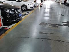 -汉商武展购物中心-停车场