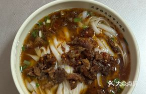 Boneless Pork with Flat Rice Noodles