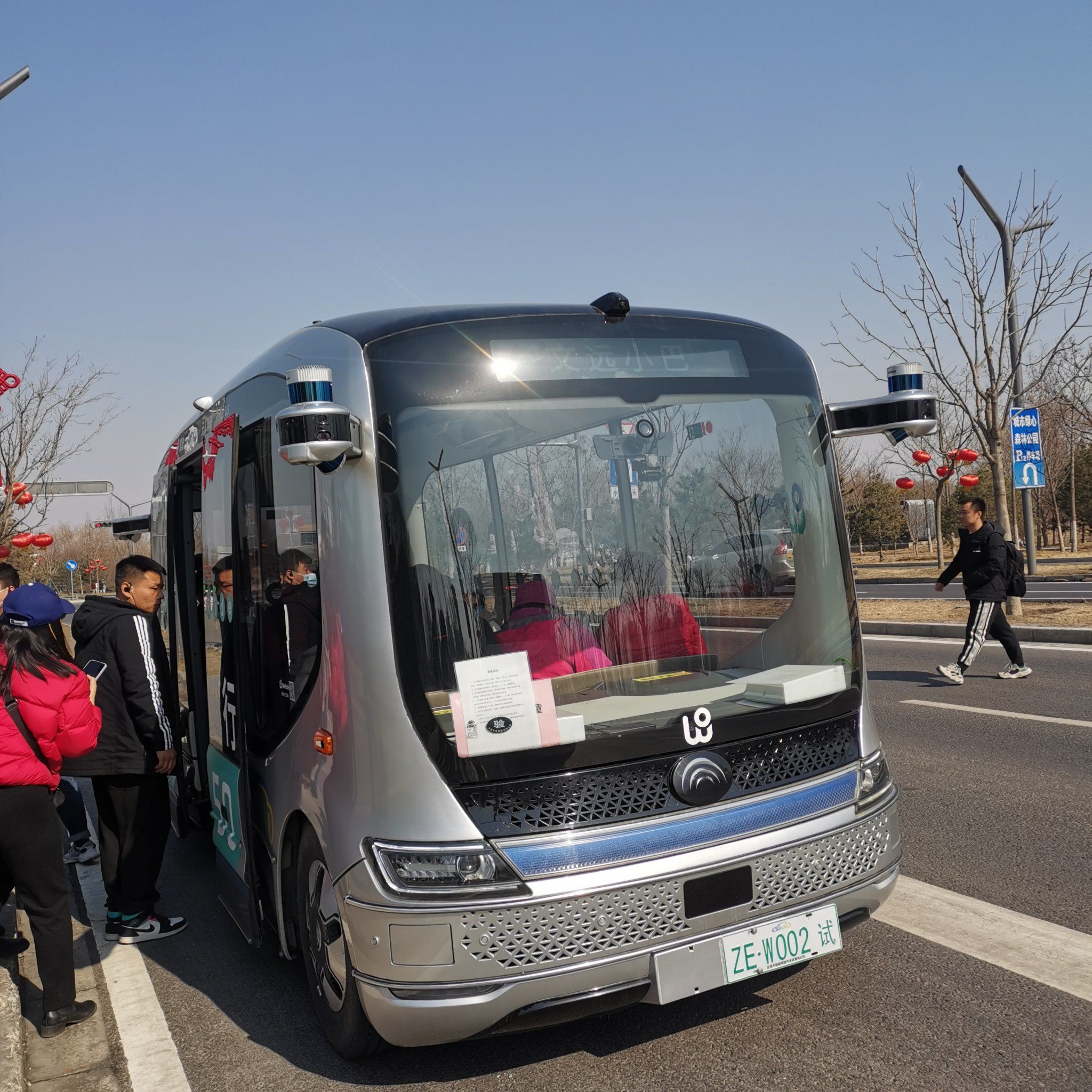 p12停车场现在除了有收费1元的摆渡车还增加了免费的无人驾驶摆渡车