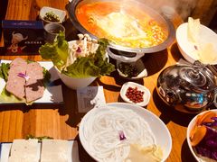 -野山舂·贵州现舂酸汤火锅(鸿通城店)