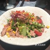 金枪鱼沙拉：很一般，胜在量还可以 什锦鸡肉烤串