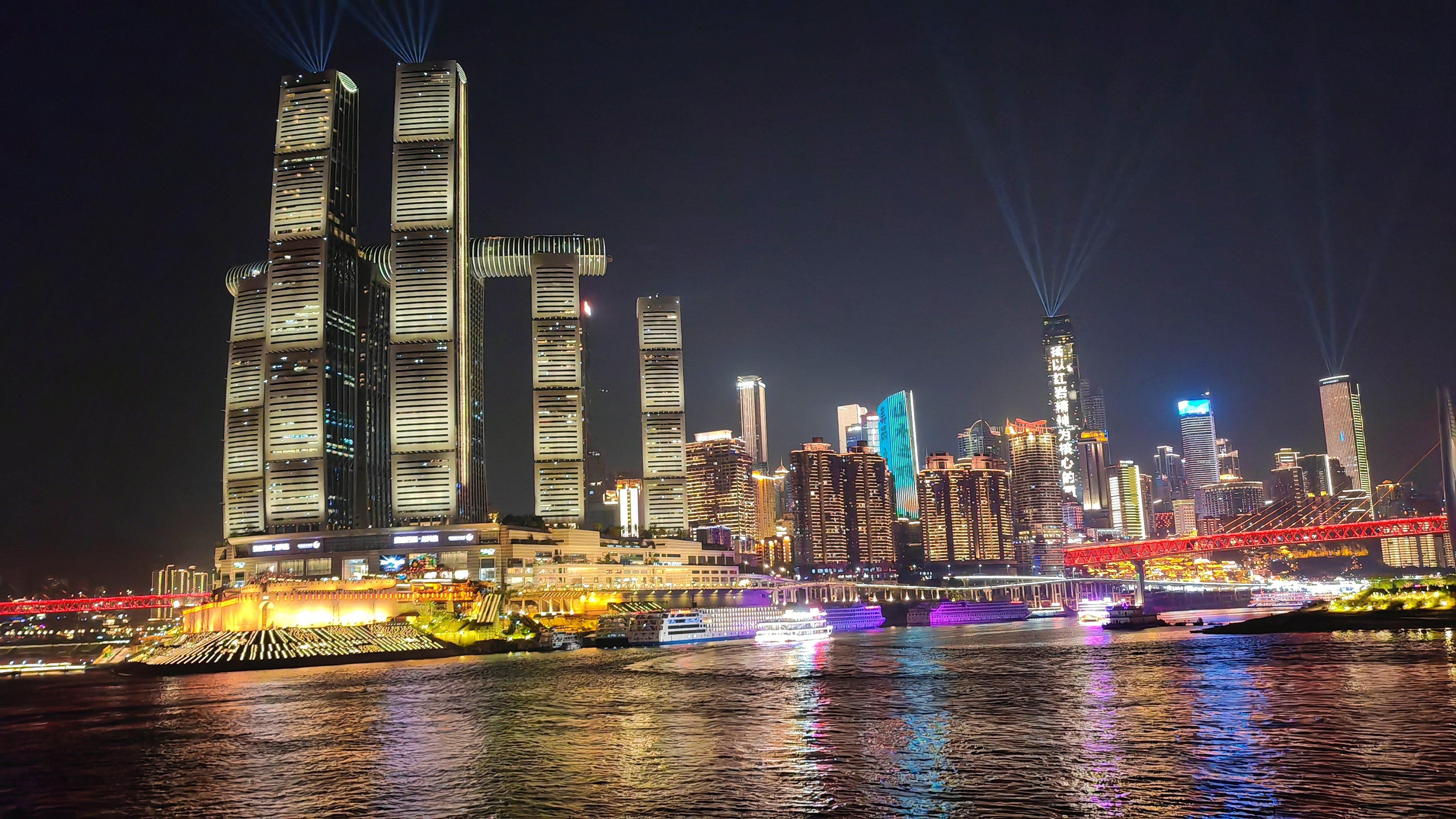 重庆夜景太美了,灯光绚丽多彩,气势弘伟壮