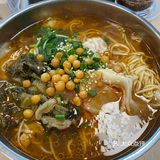 看见一家重庆粉面，环境干净，偶尔也会听见老板讲成都话