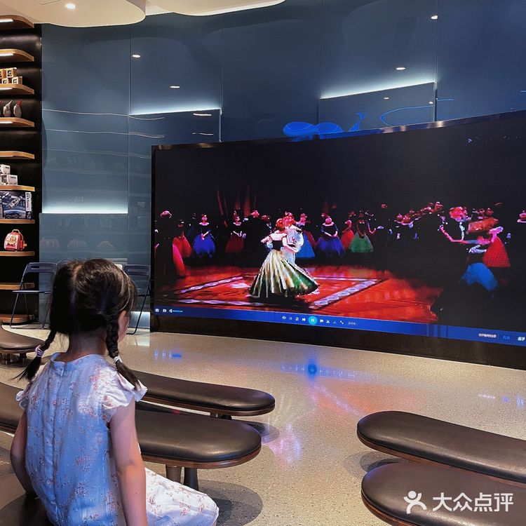 这家餐厅有点酷炫，还能看电影👀
