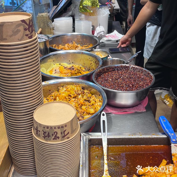 小吃街的隐藏美食，绝了！