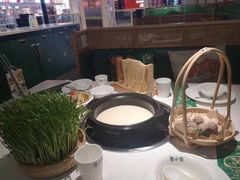 -粤小煲鲜汤猪肚鸡(丹尼斯二天地店)