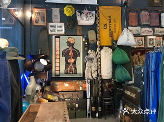 曼谷的一个仓库文创园，里面有家大的古着军品店