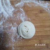 擀开后抹上芝麻酱，撒上盐