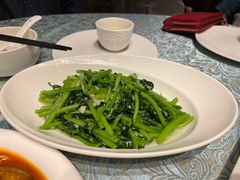 清炒茼蒿-巴扎美食·新疆菜·西域歌舞表演餐厅(新疆大厦店)