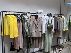 -URBAN REVIVO(高德置地广场·春广场店)