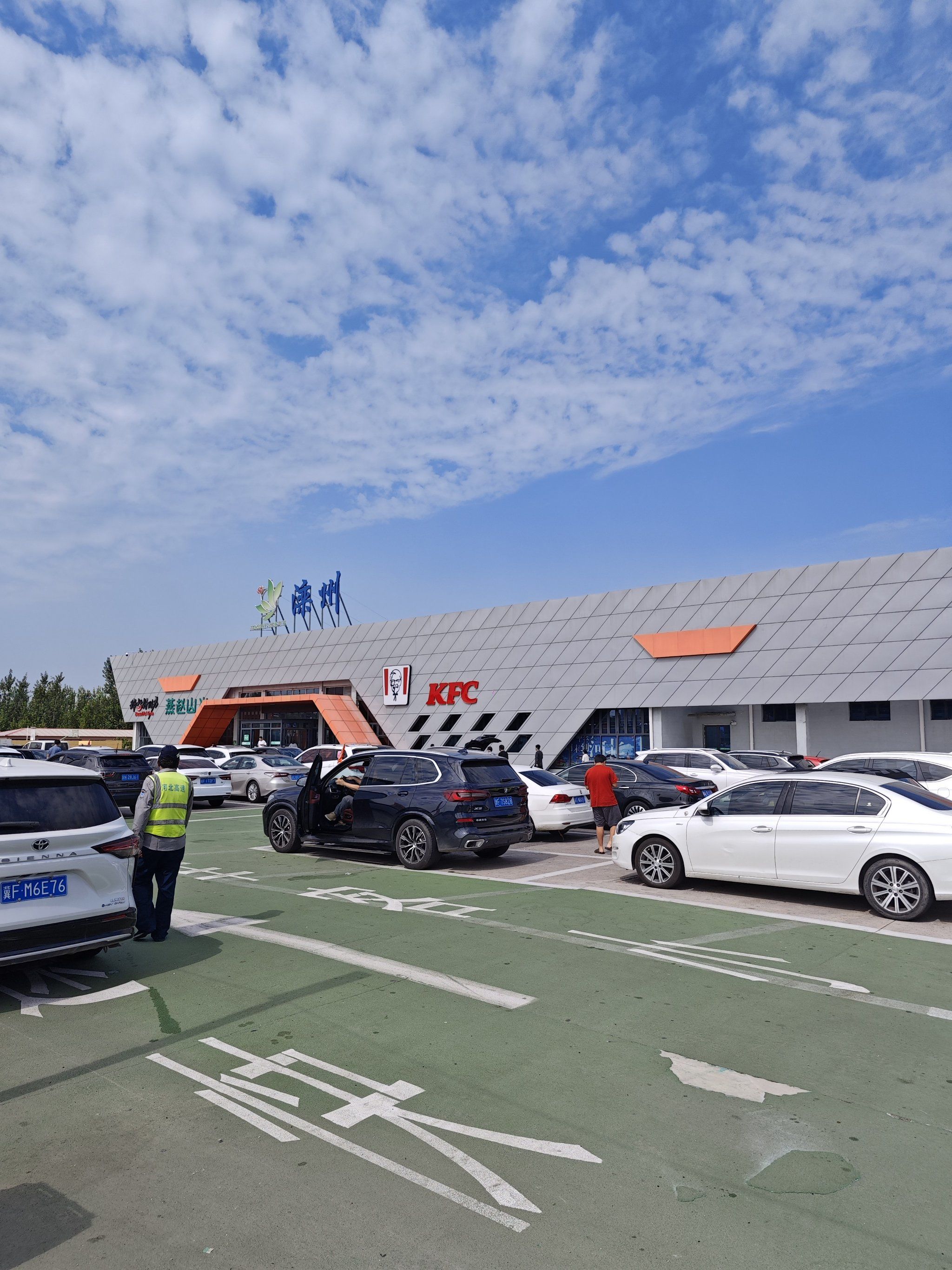 滦州服务区,很名气不是很大的地方,但是因为服务区让人记住了