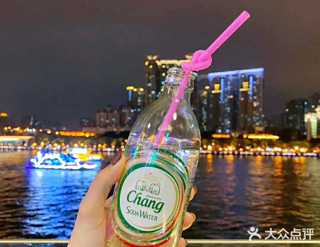 今晚在江畔独自美丽✨✨ 享受丰盛的泰餐🍲冬阴功再来一碗！