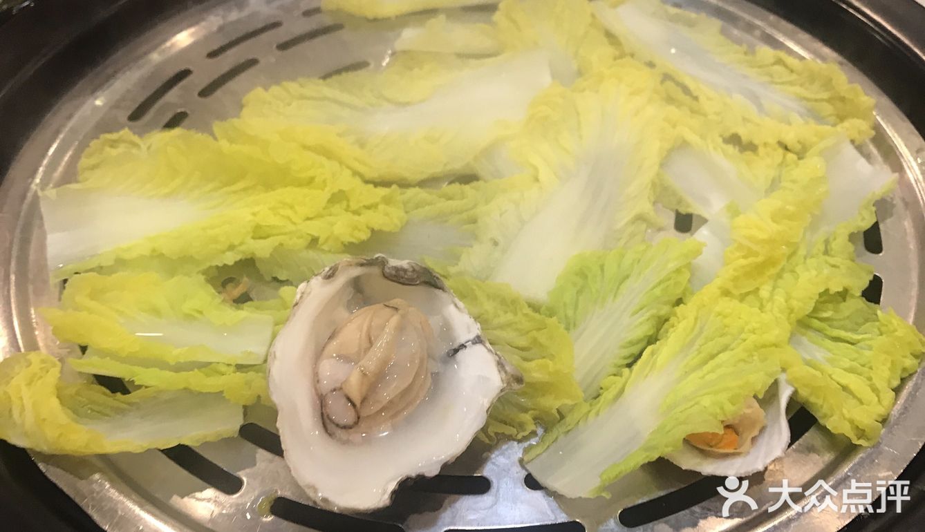 建议点分奶白菜铺在海鲜上。海鲜汁蒸出来的白菜很美味
