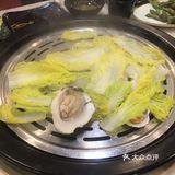 建议点分奶白菜铺在海鲜上。海鲜汁蒸出来的白菜很美味