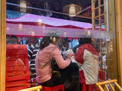 门口好多等餐的人-胖记烤肉(江汉路店)