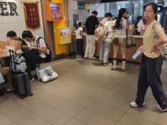 -麦当劳(上海虹桥站30B检票口楼上)