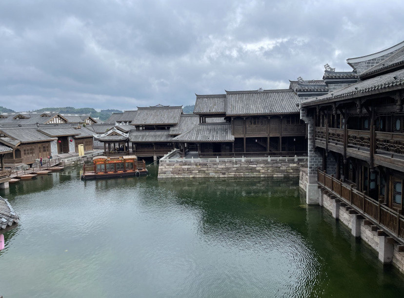 这个古镇依长江繁衍生息,形成了"江导岷山,流通楚泽,峰排桂岭,秀流仙