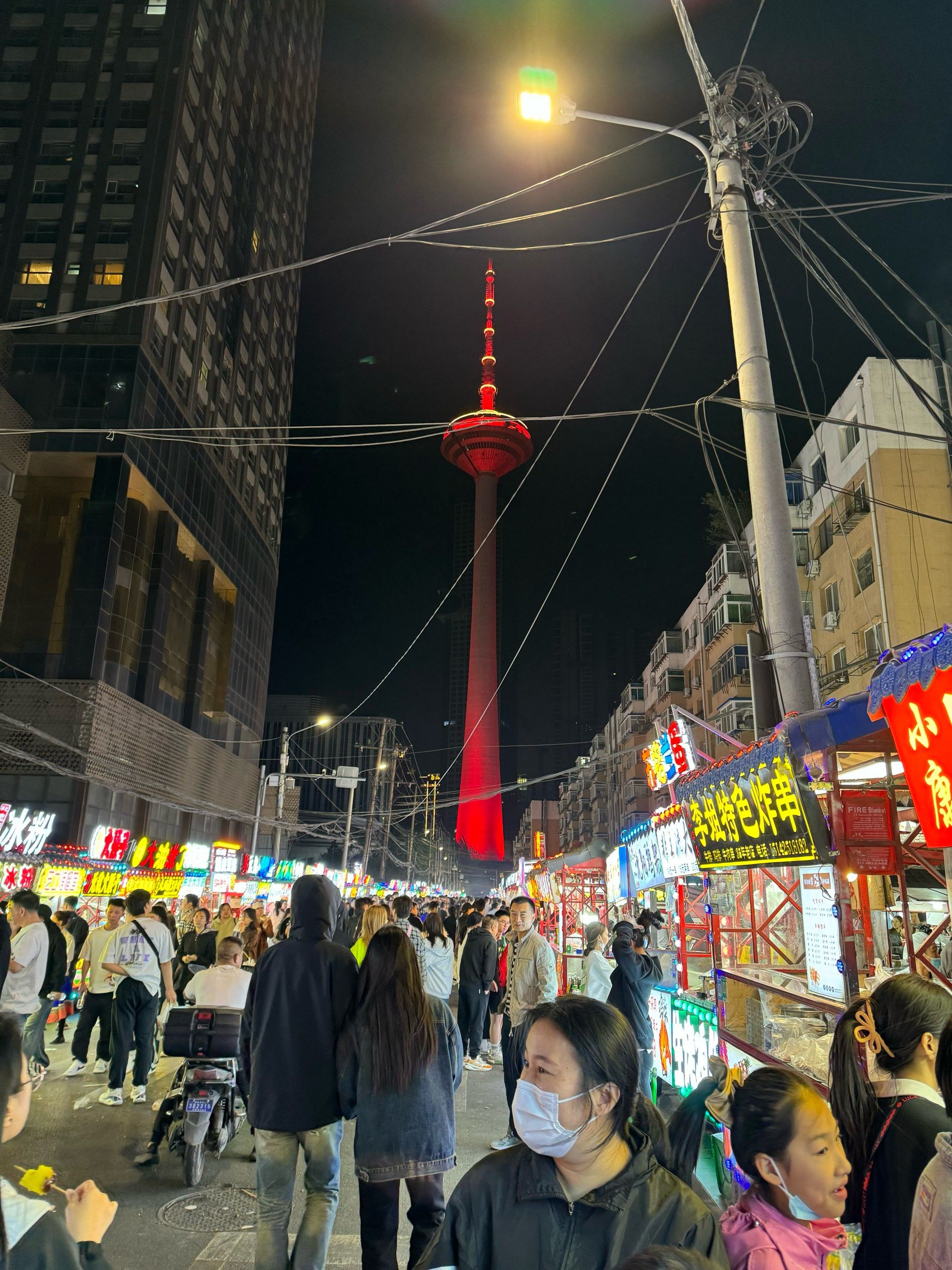 彩电塔夜市的人间烟火气