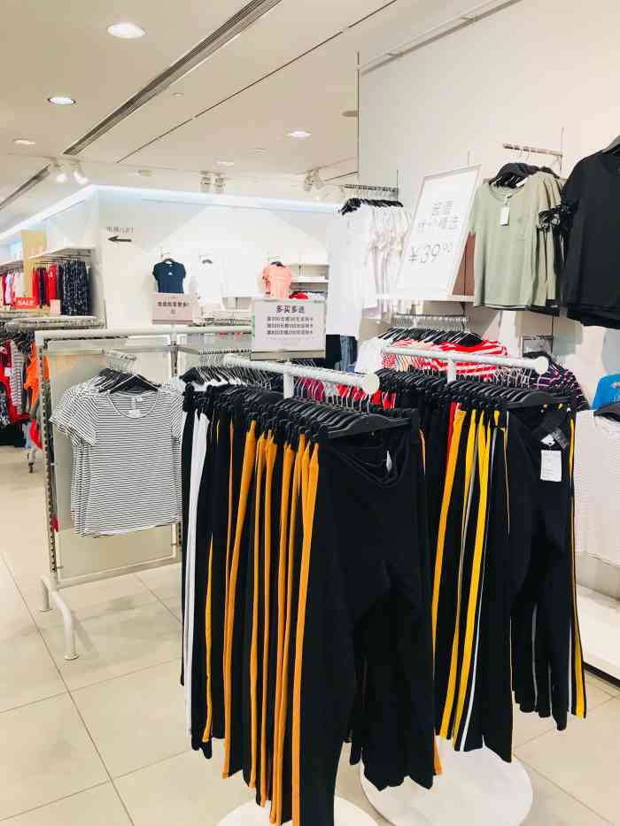 h&m(振华商厦店)-"hm的衣服总是在打折,力度也很大～如果你.