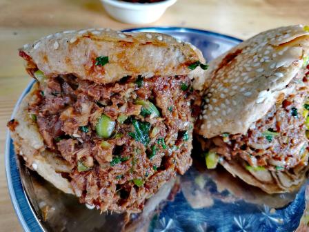 烧饼满满的芝麻特别脆,肉多而且不腻,配碗汤真的是绝了,真心推荐,而且