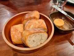 餐前面包配自制黄油-Laures·月桂西班牙碳烤餐厅(十尚坊店)