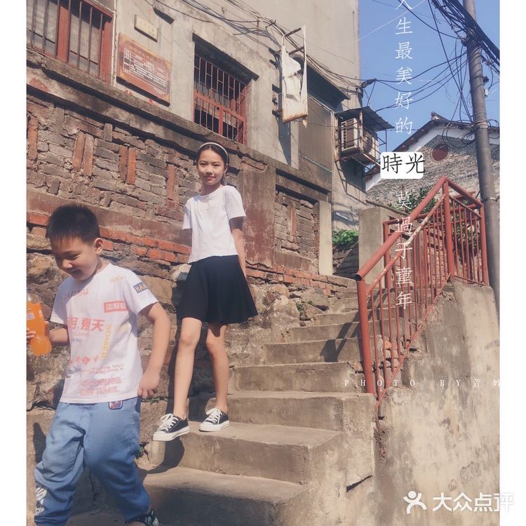 慈氏塔位于汴河街往下游走的一条老街里面，因为街道很老