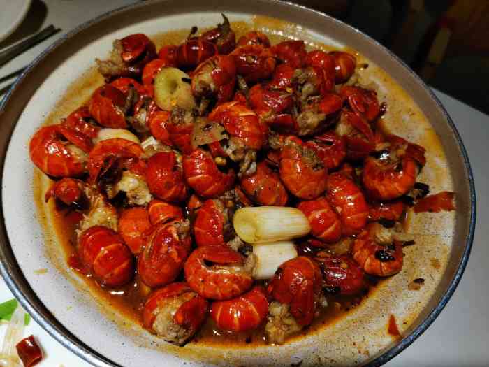 夜小红炒虾尾(经三路店)-"嗯,门头真的超级显眼啦.锅底是香辣虾鸳鸯.