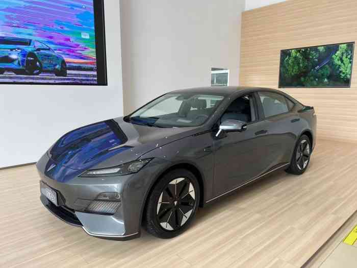 森宝长安汽车(东莞华多利店)-"今天刚好有个长安unit提车活动,展馆内.