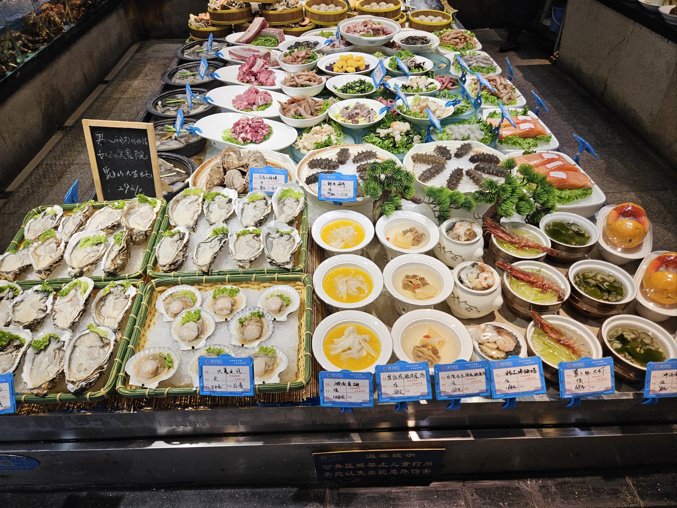 美的螃蟹到鲜美的虾类,再到品类丰富的贝类,搭配胶东菜和时令蔬菜
