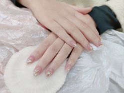 -灰姑娘美甲美睫馆