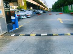 -佘山地铁站-停车场