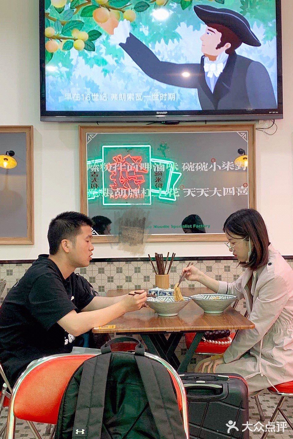 武汉探店 | 港风餐厅里嗦湖南米粉