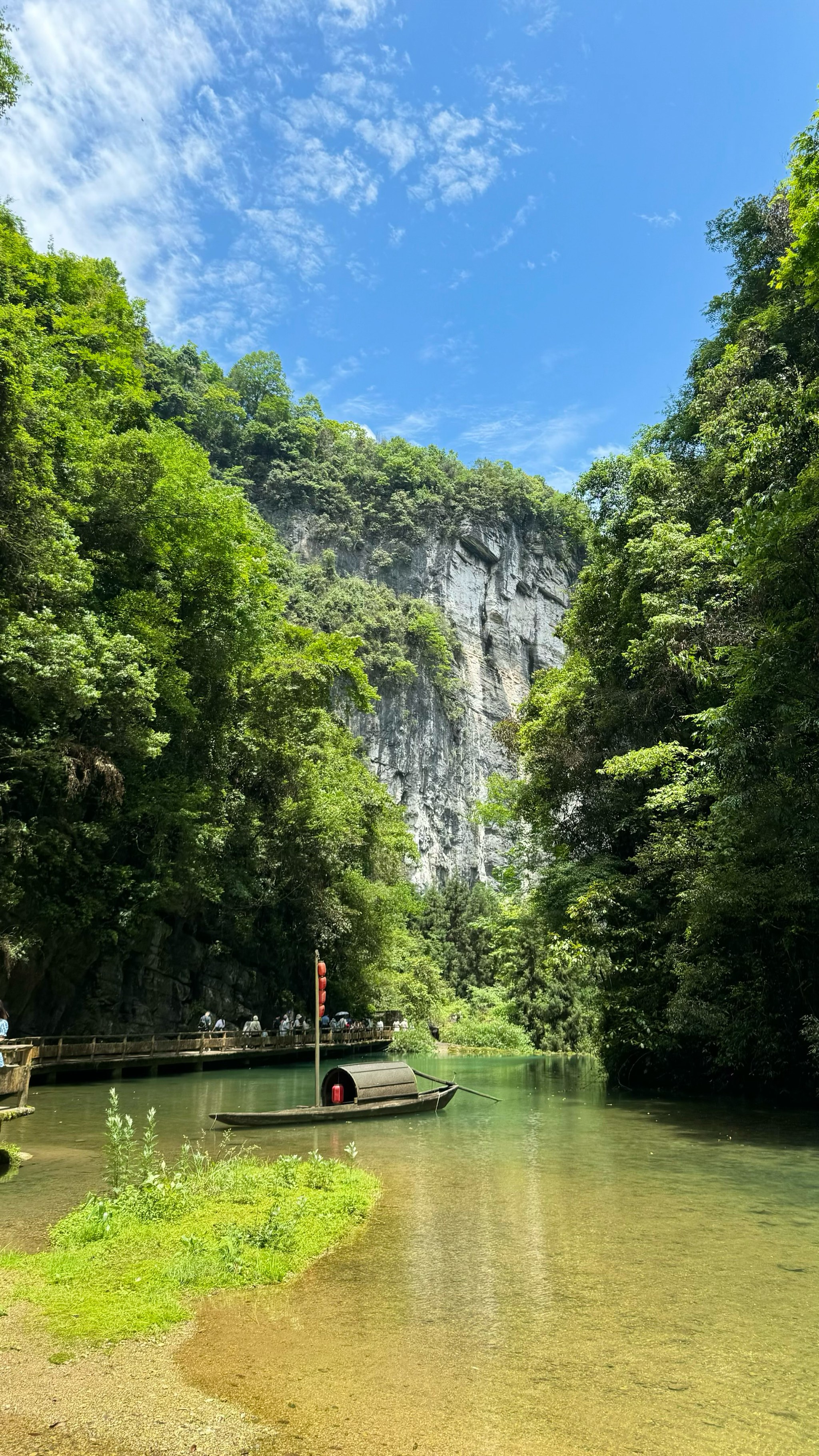 武隆天坑地缝 重庆周边旅游推荐最多的景点\\n两个5a景区挨着,可以