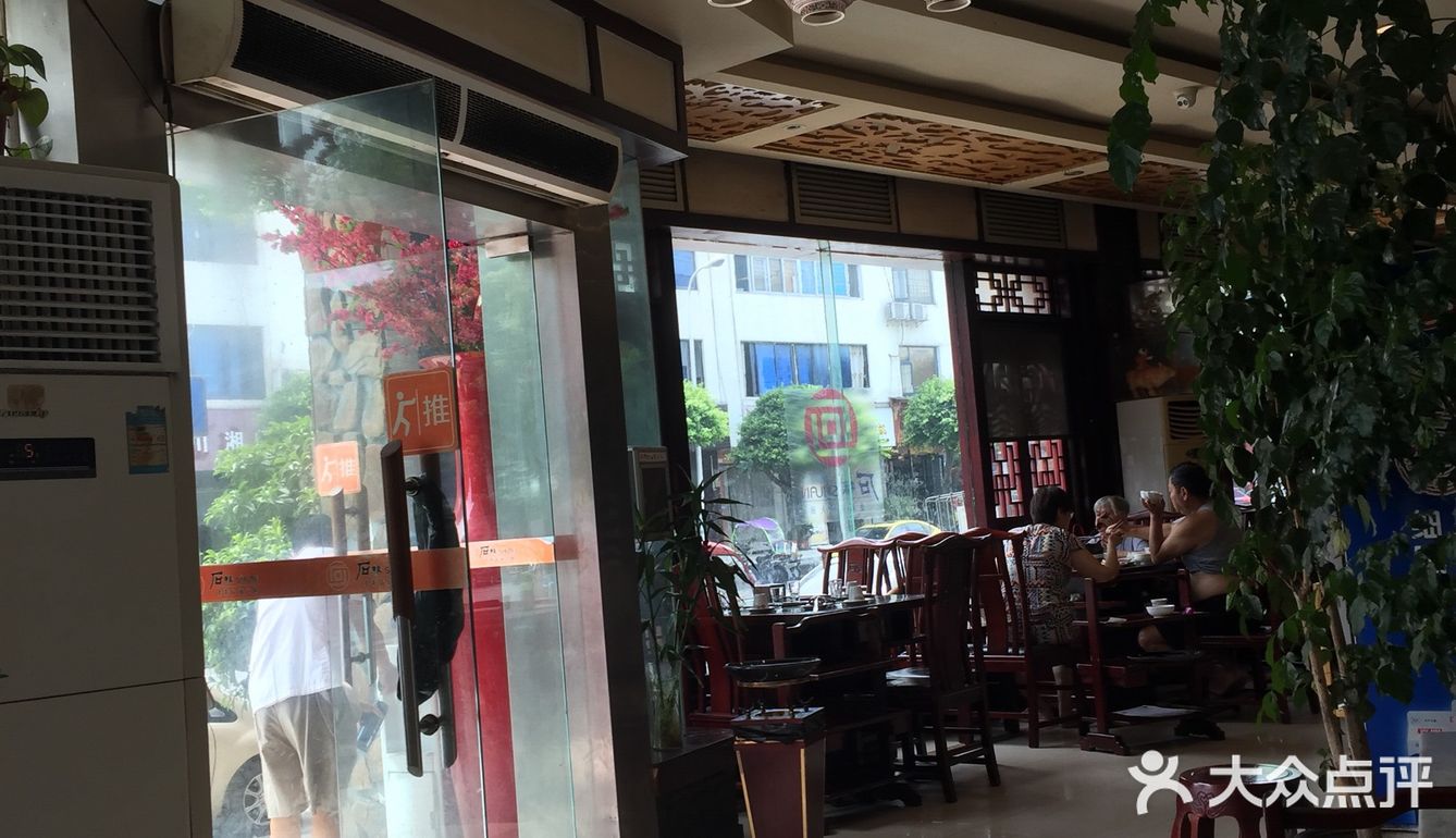 到店外面看到外面环境真的不是很想去，到了店内环境也不咋