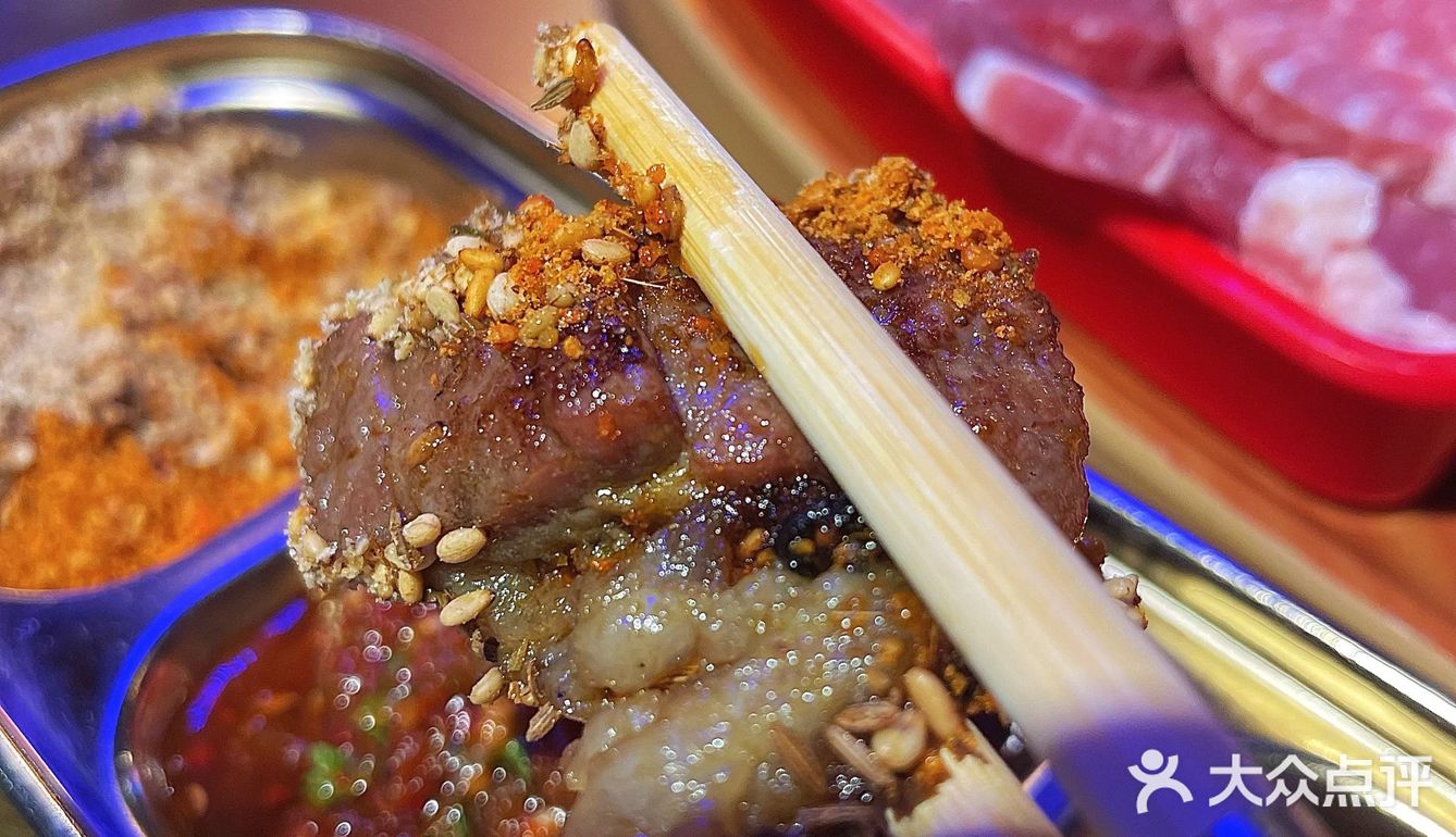 夏季夜生活最大的快乐就是下班后和小姐妹去吃烤肉！