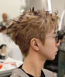 -一家只做男发烫染的店
