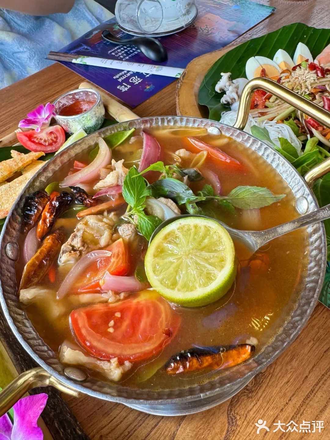 在版纳！这家高空江景餐厅太适合约会了吧🍴