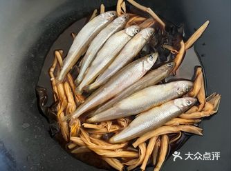 焖面的制作，黄花菜木耳小公鱼