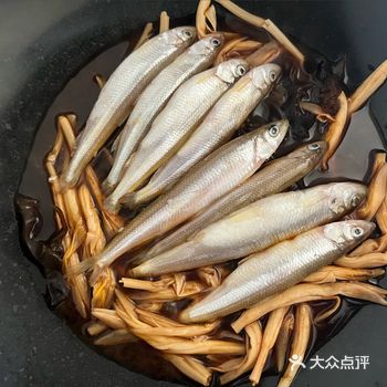 焖面的制作，黄花菜木耳小公鱼