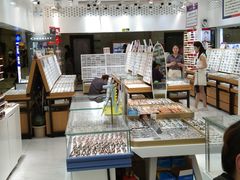 -美式眼镜·授权蔡司.依视路.尼康.豪雅.明月(人民广场店)