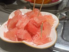 小姐姐剥柚子嘿嘿嘿-海底捞火锅(杭州天虹购物中心店)