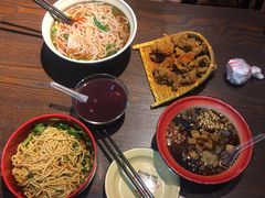 阿婆酥肉-爆炸头阿姨小四川正宗川味小吃(无任何分店)