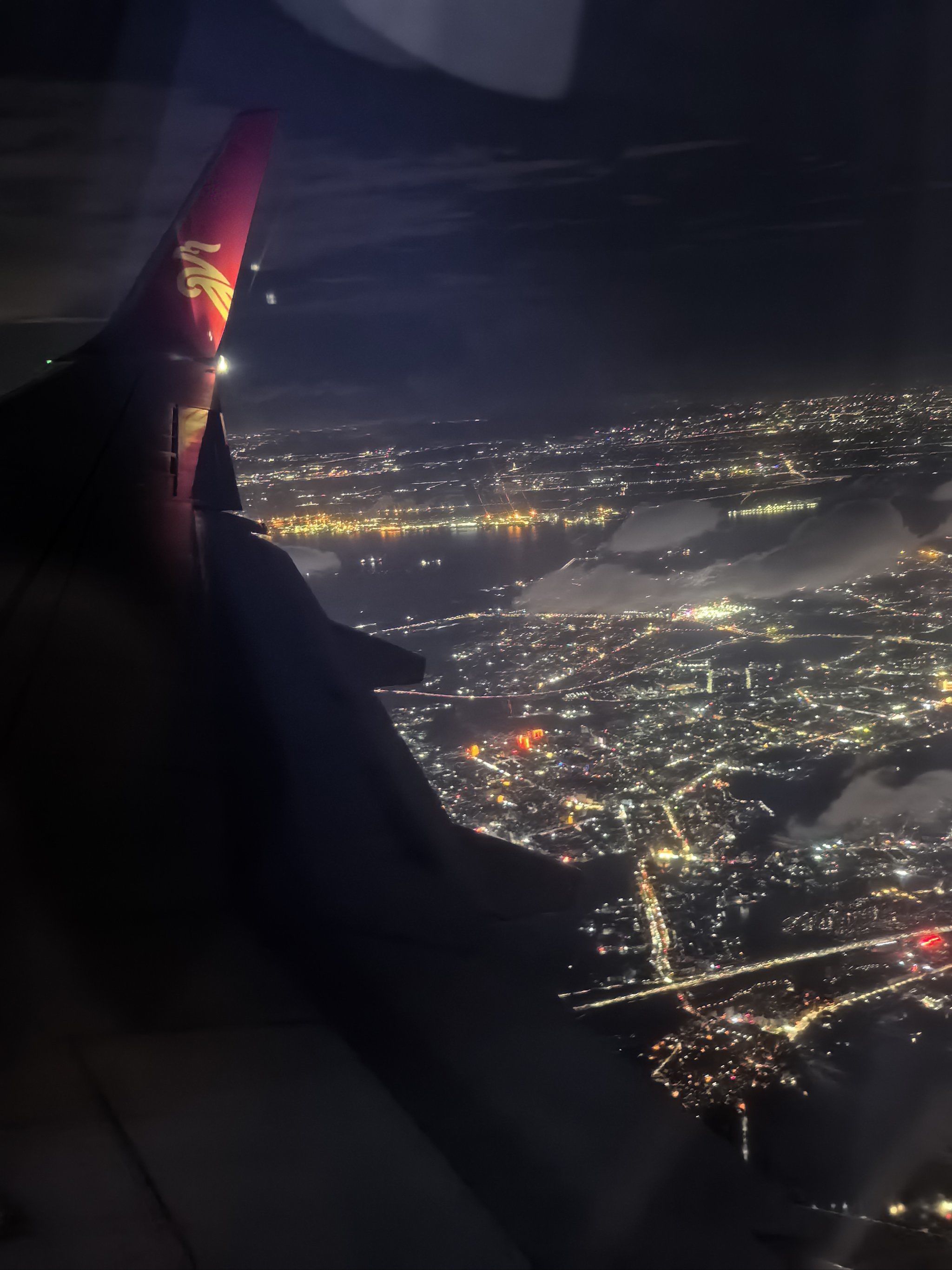 0元玩转这座城

飞机在夜空中翱翔,如同一只巨大的夜鹰,翅膀展开