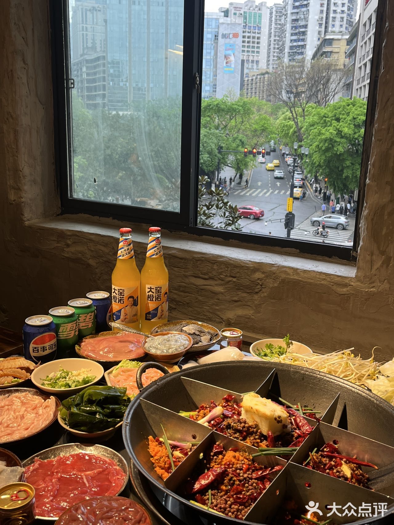 一边吃火锅，一边撸猫是种什么体验！