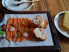 烟熏三文鱼配三文鱼沙拉-SMOKI & CO(五大道店)