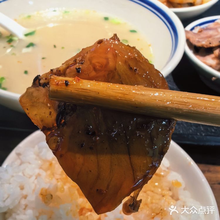 解放碑协信星光背后的一家宝藏午餐店，软糯滑嫩的蹄花！